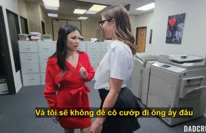 Bố dượng may mắn nắc cùng lúc bé gái và em trợ lý riêng